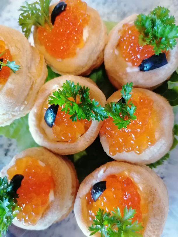 Валован с красной икрой и сливочным мусом