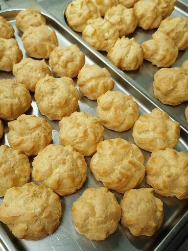 Мини профитроли с копченой курицей и ананасами