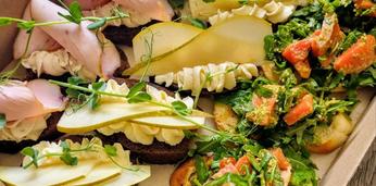 Легкий фуршет на 25-30 персон Доставка в фуршетных боксах